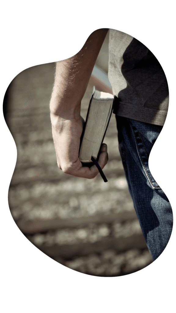 Imagem de um homem segurando a bíblia em suas mãos